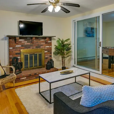 Boston Duplex With Foosball Table 11 Mi To Downtown